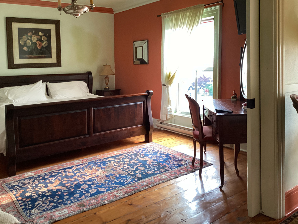 MK room 102 king bed