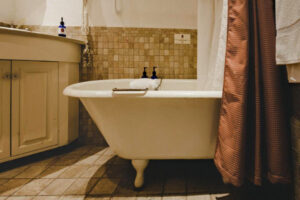 MK room 102 tub_shower