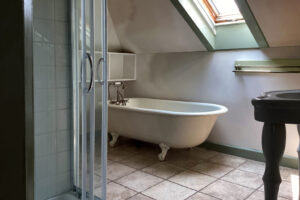 MK room 105 separate tub shower