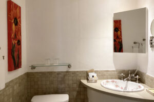 MKI 102 - Bathroom 1