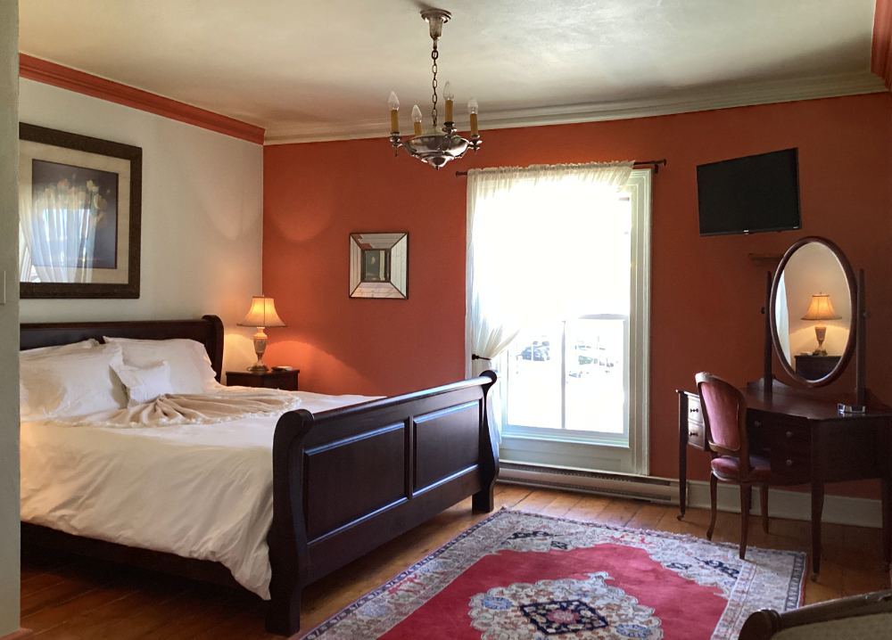 MKI 102 - King Bed East Window