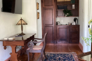 MKI 102 - Sitting Room Bar
