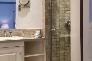 MKI 104 - Bathroom 1